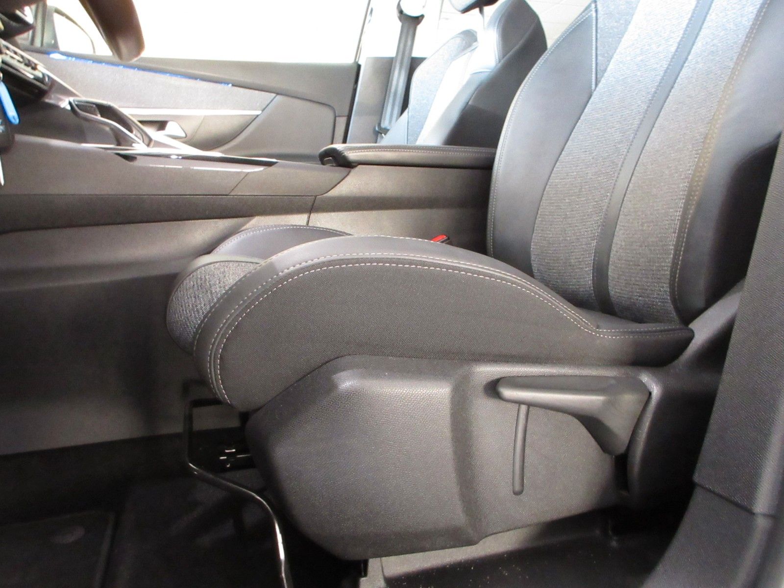 Fahrzeugabbildung Peugeot 5008 Allure 1.5D LED/NAVI/SHZ/AHK/VIRTUAL