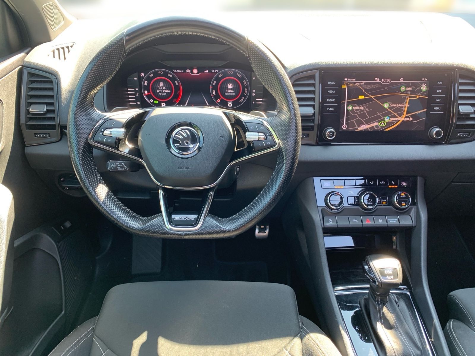 Fahrzeugabbildung SKODA Karoq 2.0 TSI DSG Sportline 4x4 OPF Pan.Dach