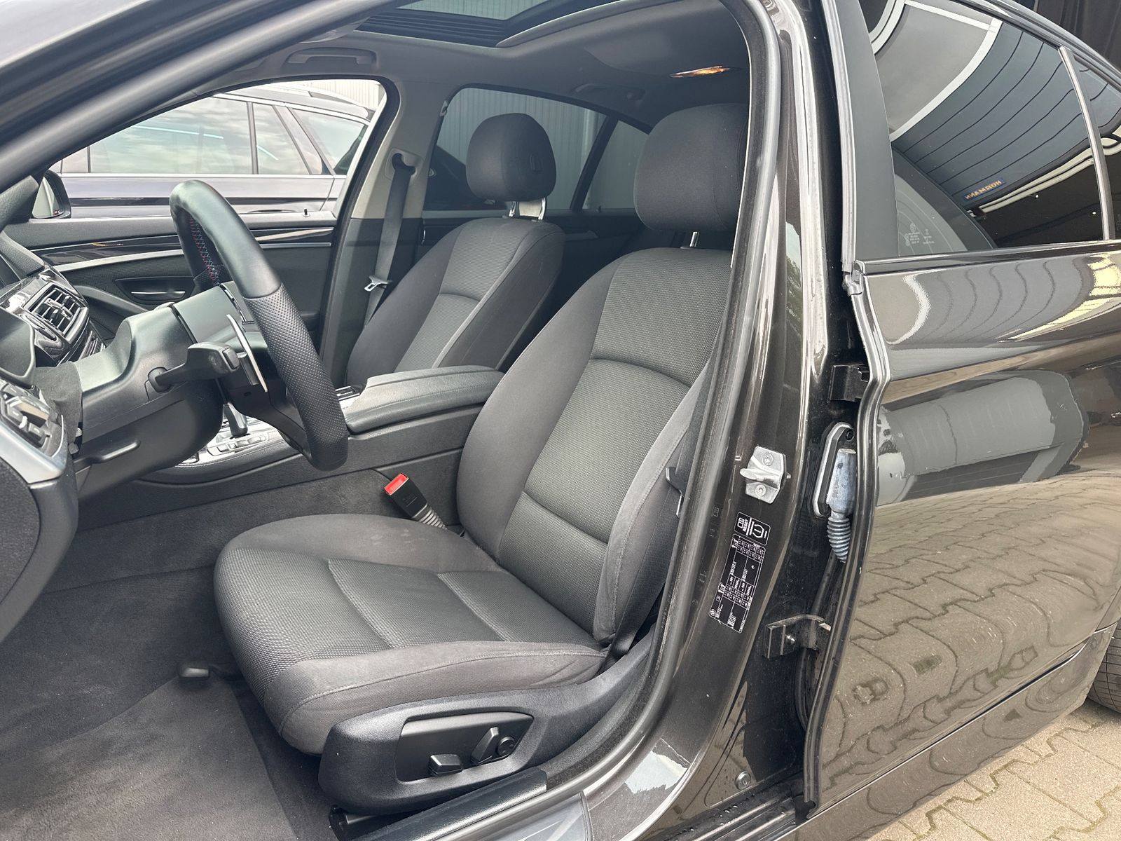 Fahrzeugabbildung BMW 520 d Limousine Aut. NAV+XEN+GLASDACH+PDC+HIFI