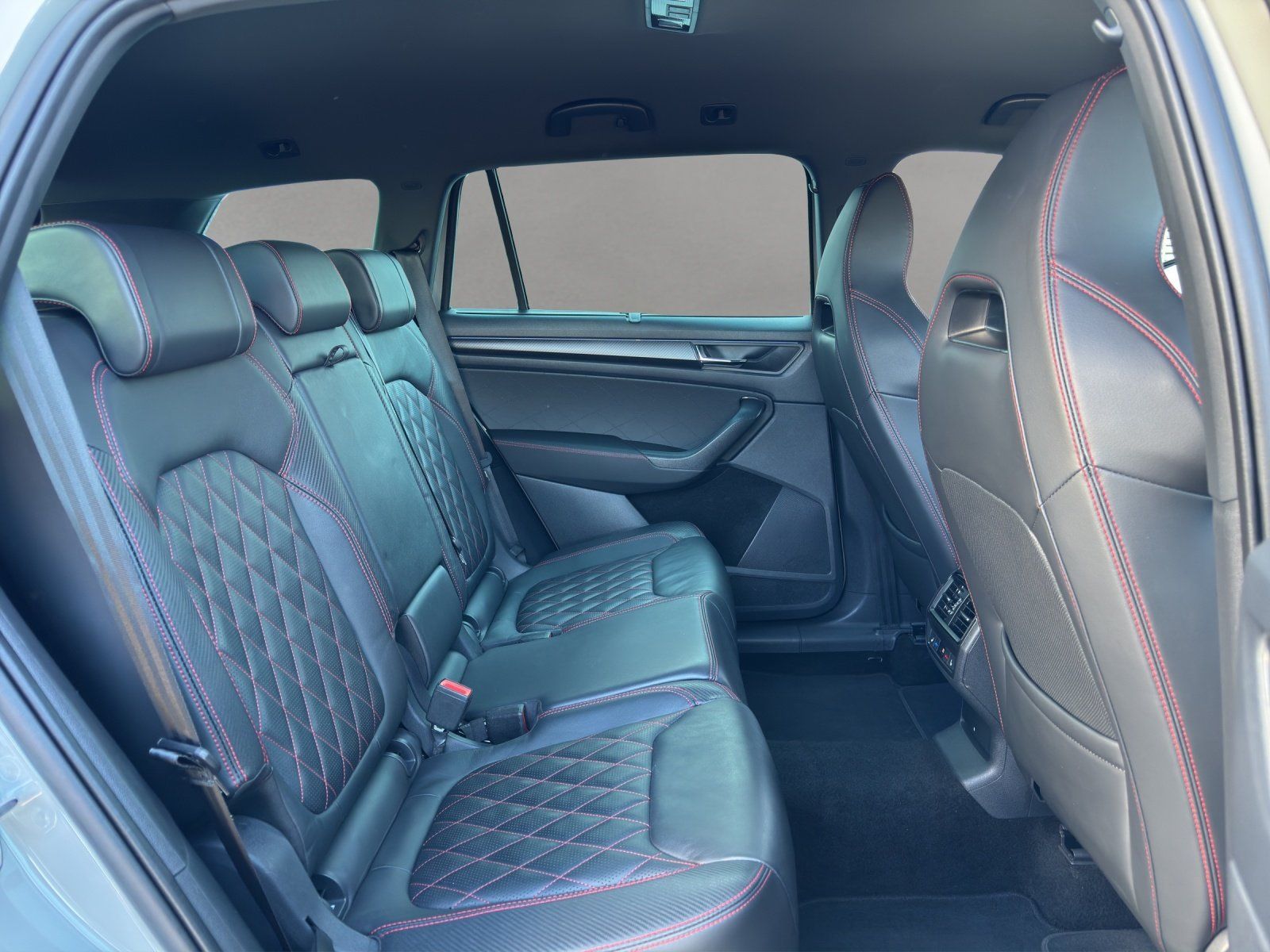 Fahrzeugabbildung SKODA Kodiaq 2.0 TSI RS 4x4/AHK/ST-HZG/KAMERA/ACC/DCC/