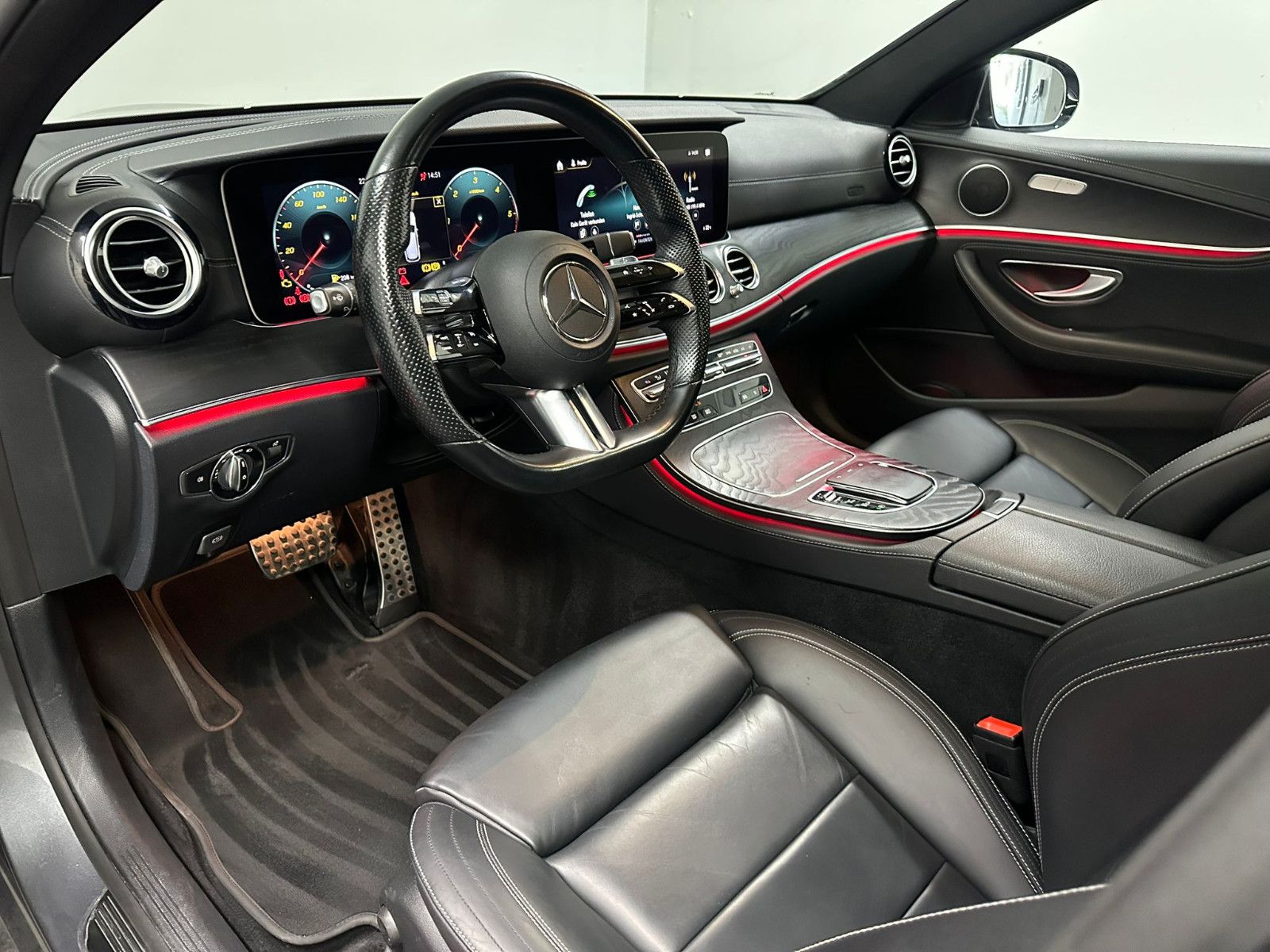 Fahrzeugabbildung Mercedes-Benz E 400 d 4MATIC T *AMG-LINE*PANO*AHK*LEDER*