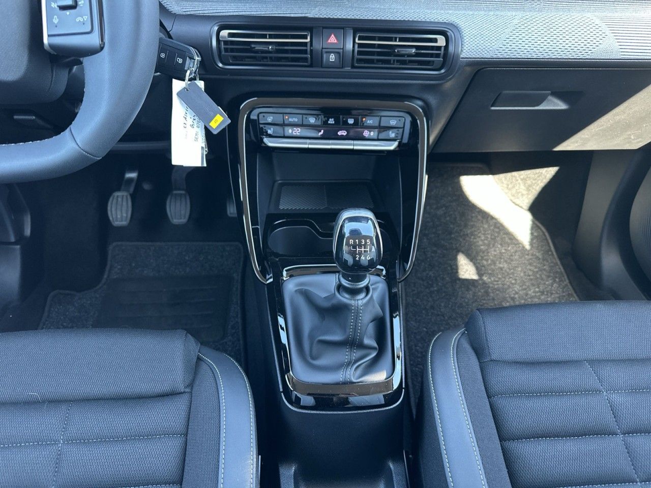 Fahrzeugabbildung Citroën C3 Aircross Turbo 100 PLUS - mit KI generiert/bearbeitet
