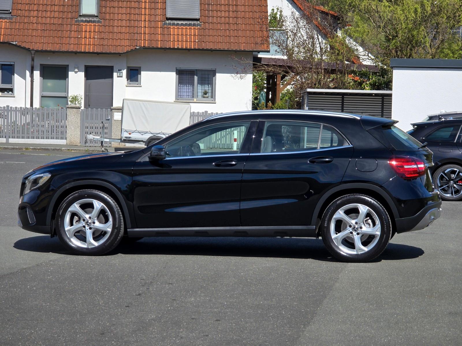 Mercedes-Benz GLA 200 LED+NAVI+TEILLEDER+KLIMAAUT.+SITHZG.+PDC