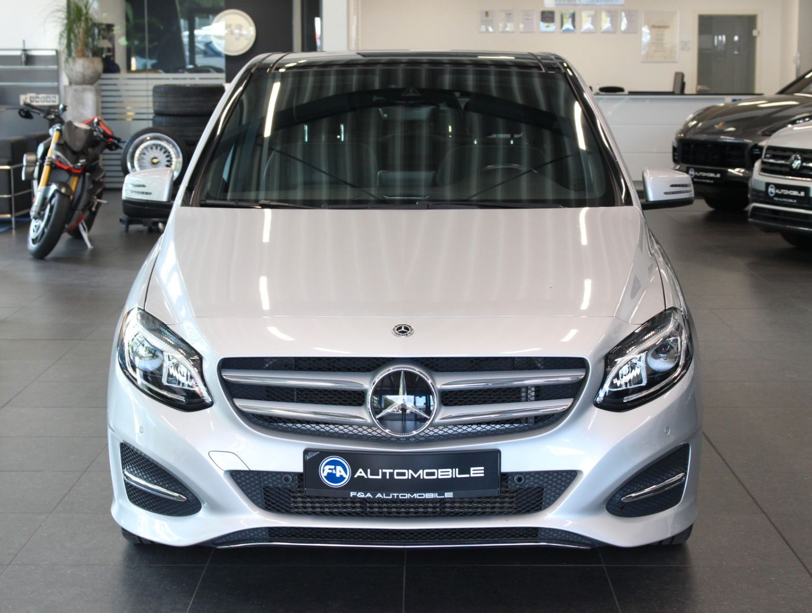 Fahrzeugabbildung Mercedes-Benz B 200 Urban Pano+Distronic+AHK schwenkb.+Sitzhzg