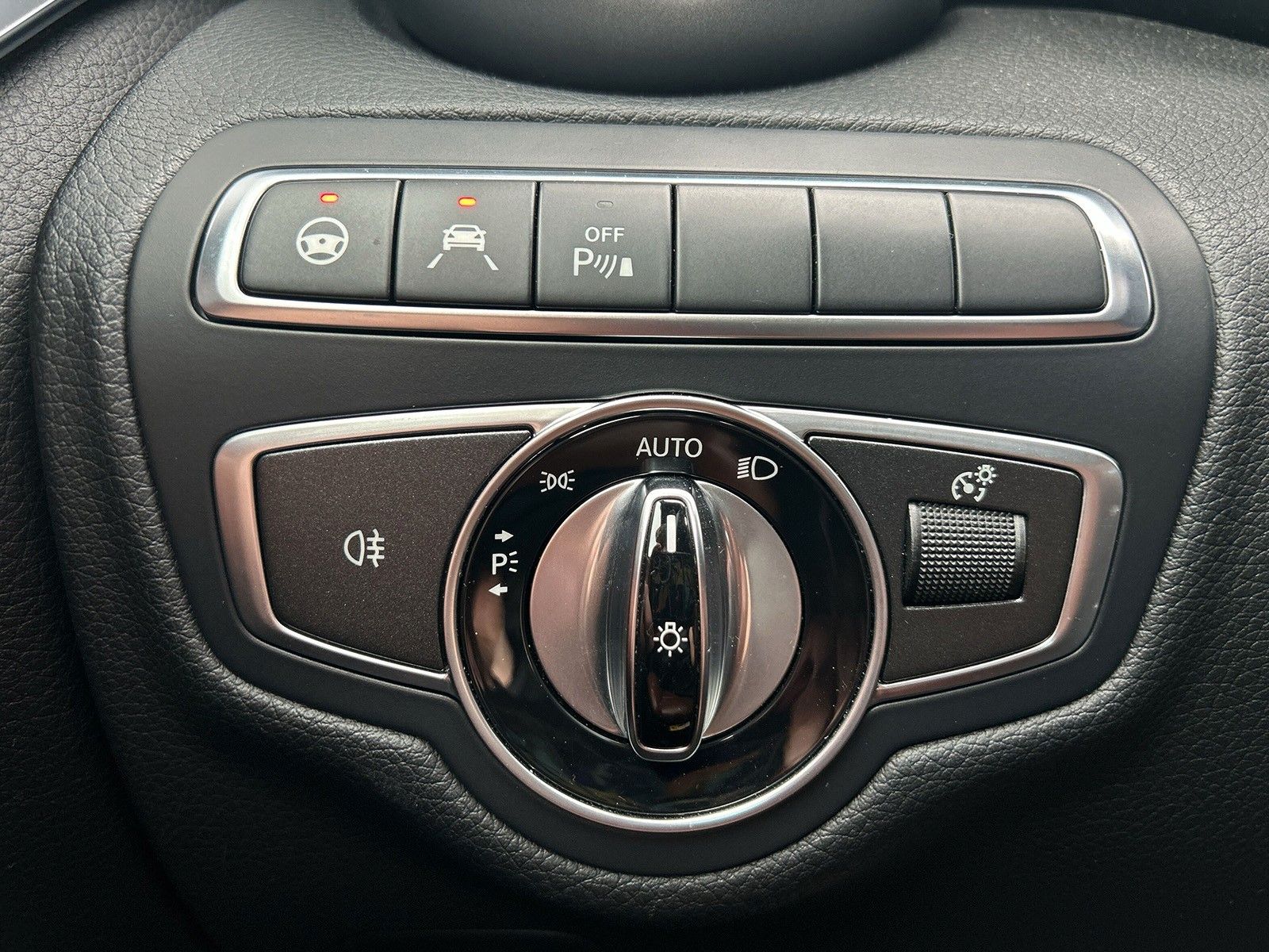 Fahrzeugabbildung Mercedes-Benz C 400 4Matic *AMG-Line*Panorama*Vollleder*Kamera