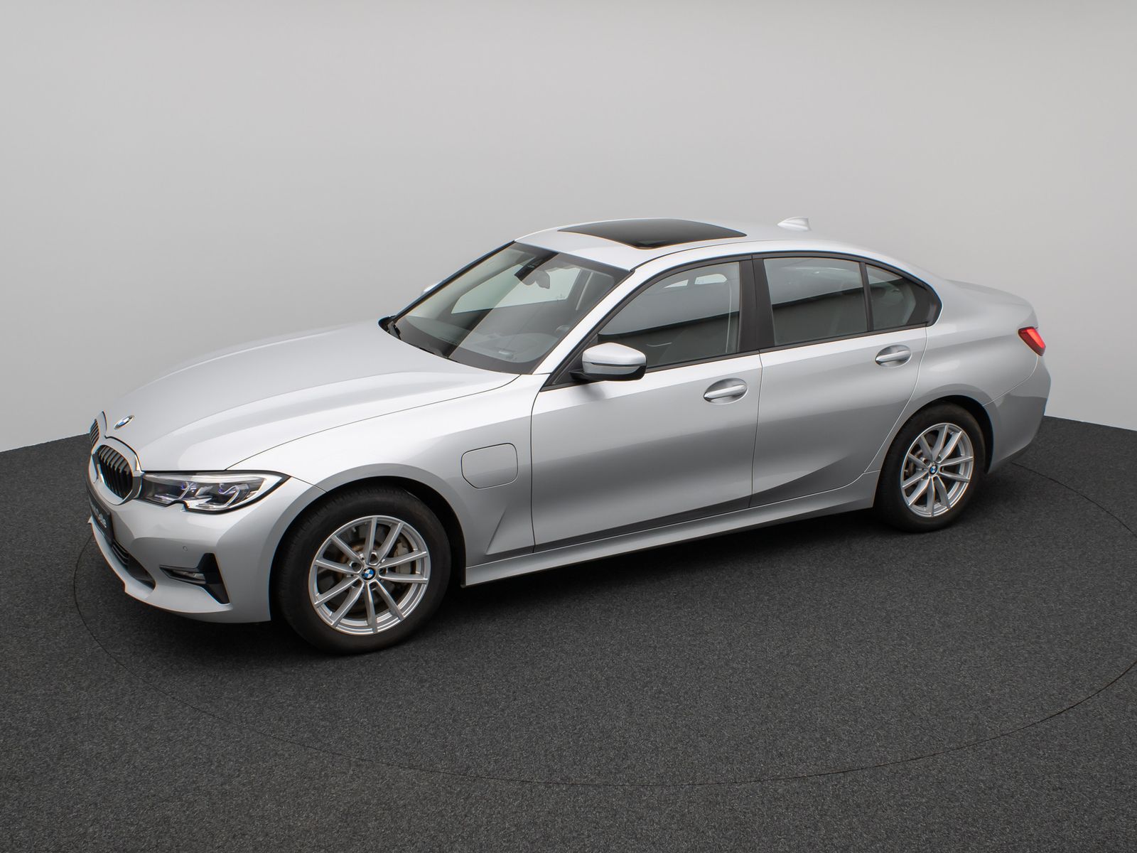 Fahrzeugabbildung BMW 330e  Laser Glasdach HUD H/K Stop&Go AHK Komfort