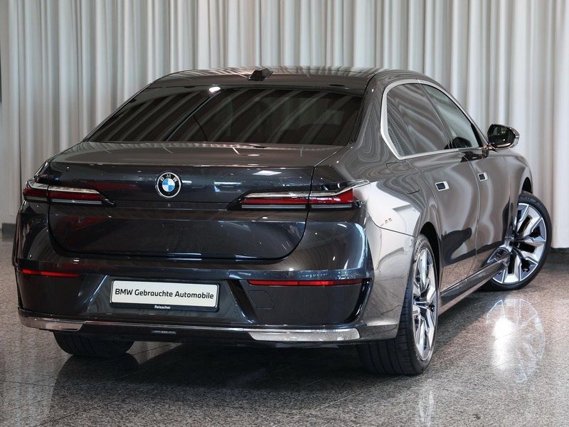 BMW 740d xDrive Design Pure Excellence DrivAssProf 3 foto 3