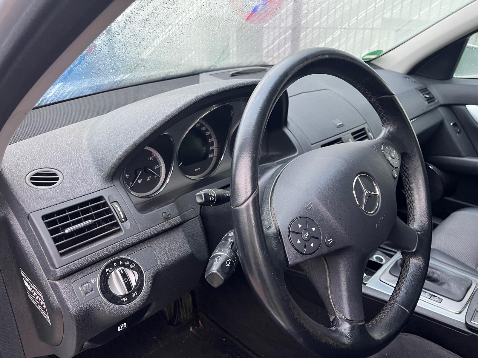Mercedes-Benz C180 2009 — photo 12
