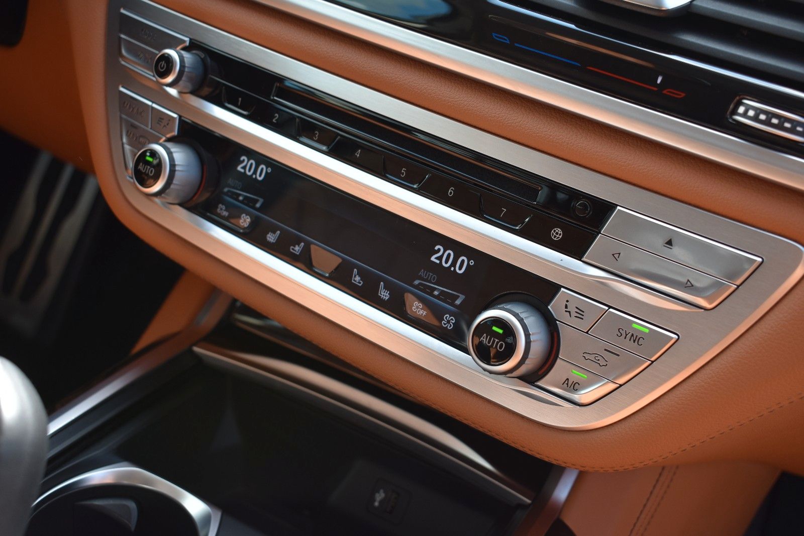 Fahrzeugabbildung BMW 750i xDrive M Sport Gestik Applecar H&K Garantie