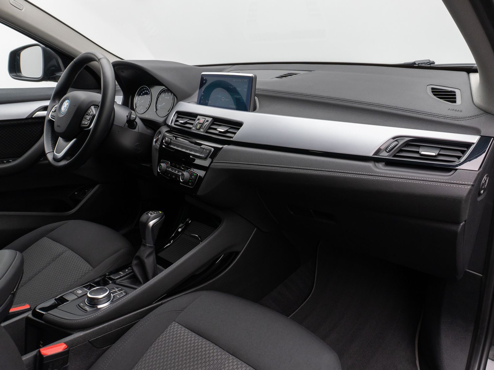 Fahrzeugabbildung BMW X2 xD25e Kamera DAB Lordos Geschwindigkeitsreg