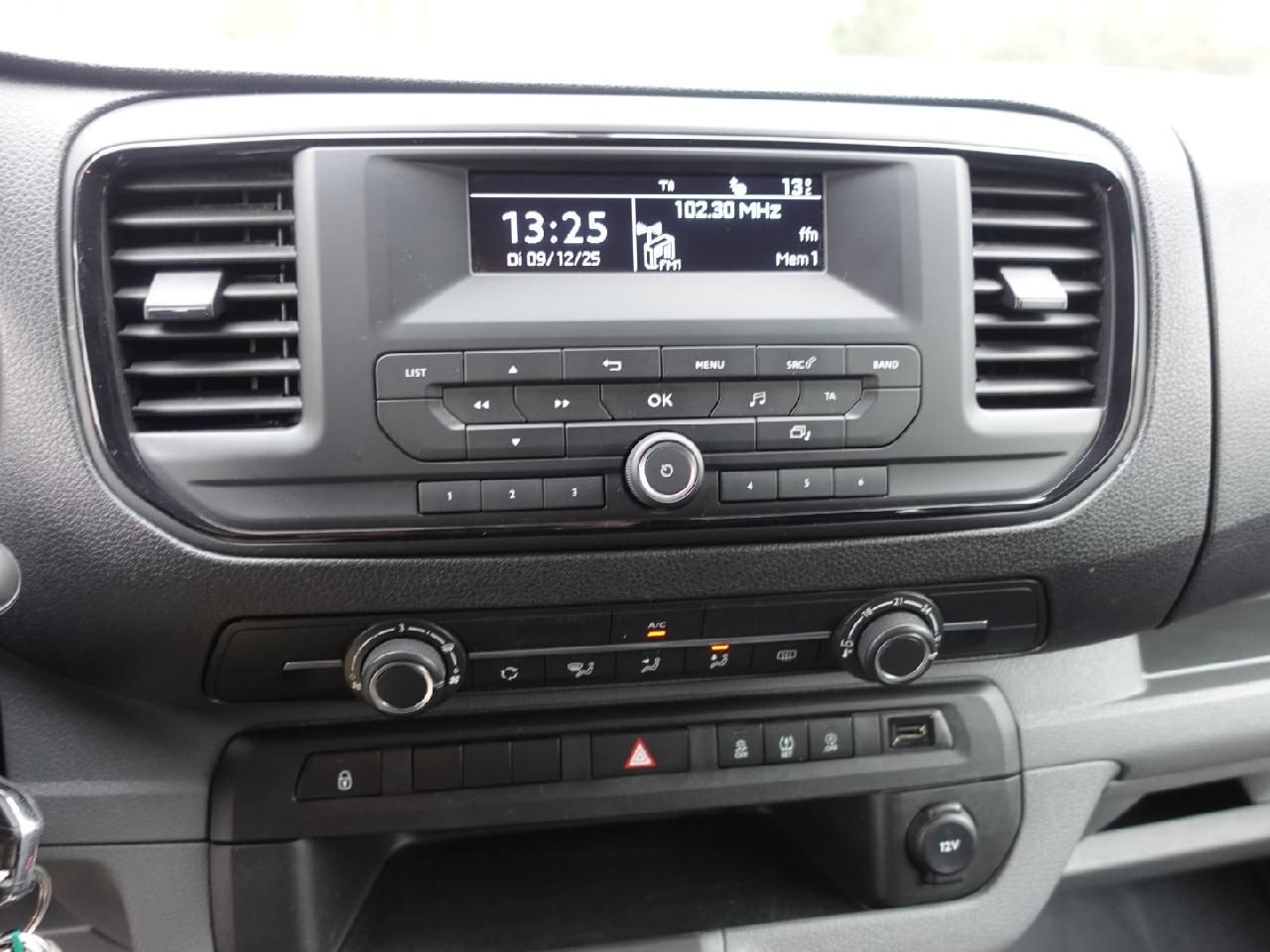 Fahrzeugabbildung Opel Vivaro 1,5 Kombi 9-Sitzer