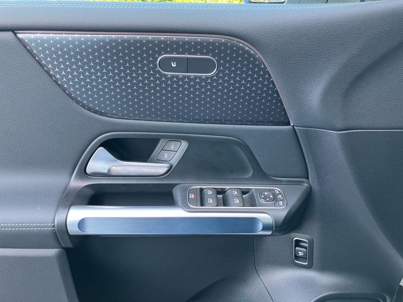 Fahrzeugabbildung Mercedes-Benz EQB 250+ BONUS+AMBIENTE+LENKRADHEIZ+EASYPACK+LED