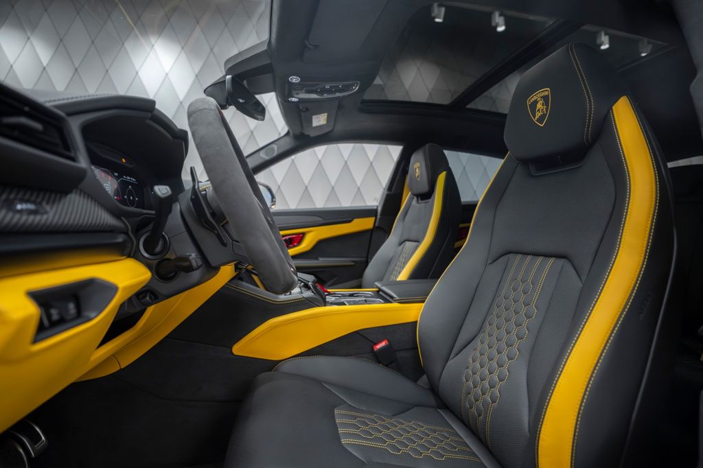 Urus 4.0 V8 SE 2026 BLACK/YELLOW AKRAPOVIC CARBO - Bild 15