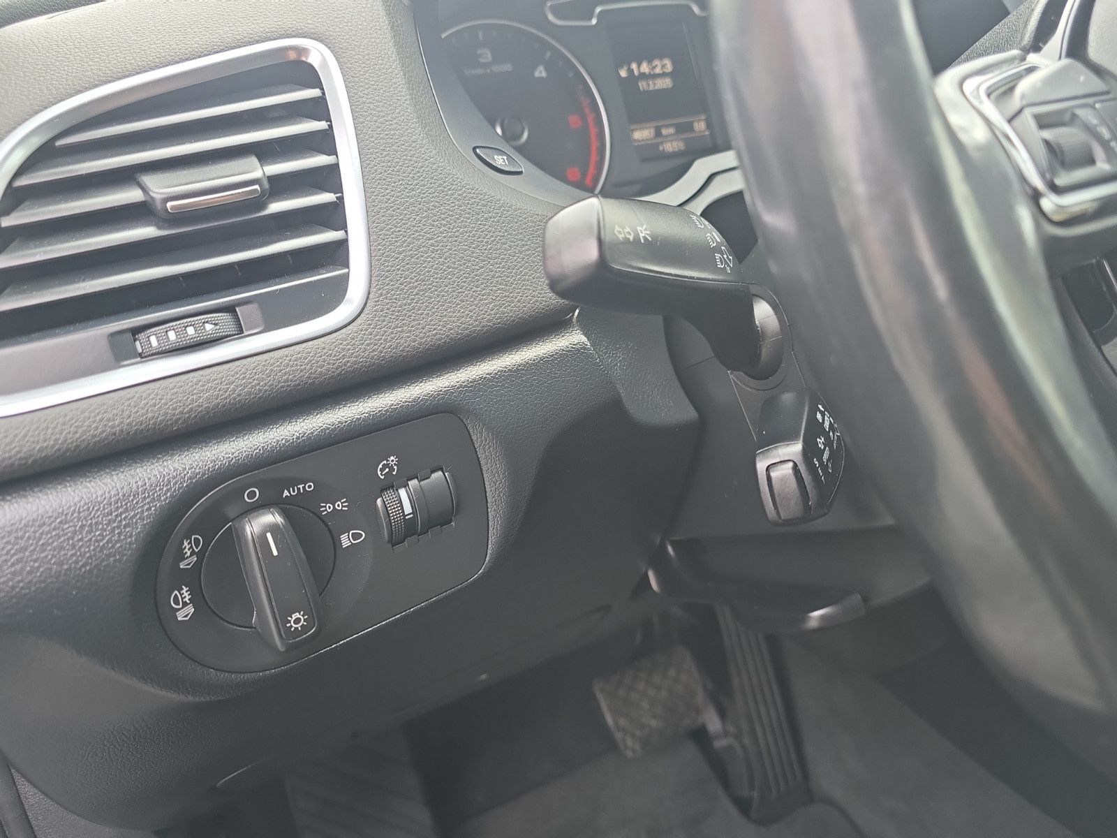 Fahrzeugabbildung Audi Q3 2.0 TDI quattro S-Line Automatik/Navi/PDC/