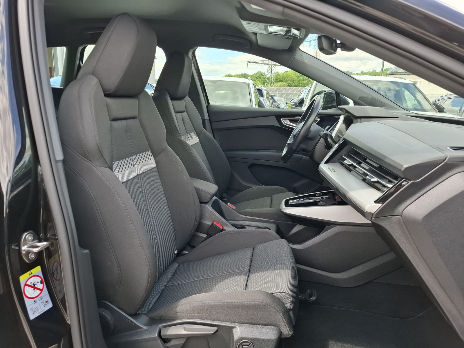 Fahrzeugabbildung Audi Q4 e-tron 40 AHK*LED*19"ALU*SHZ*SPORTSITZE*94,4%