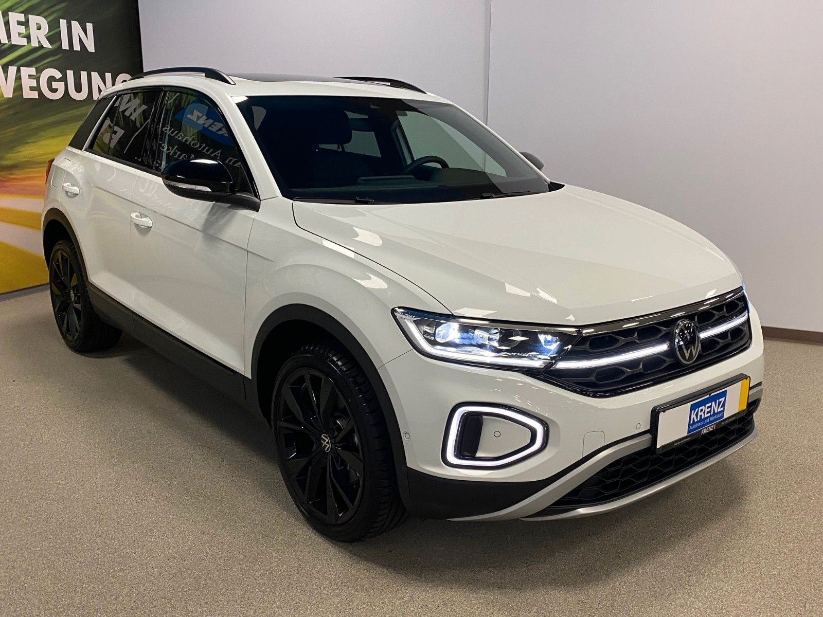 Fahrzeugabbildung Volkswagen T-Roc 1.5 TSI DSG+BLACKSTYLE+PANO+19"+ACC+MATRI+