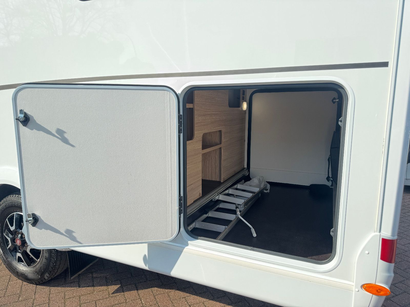 Fahrzeugabbildung Sunlight T 68 ADVENTURE EDITION FIAT LITIHIUM INVERTER 1H