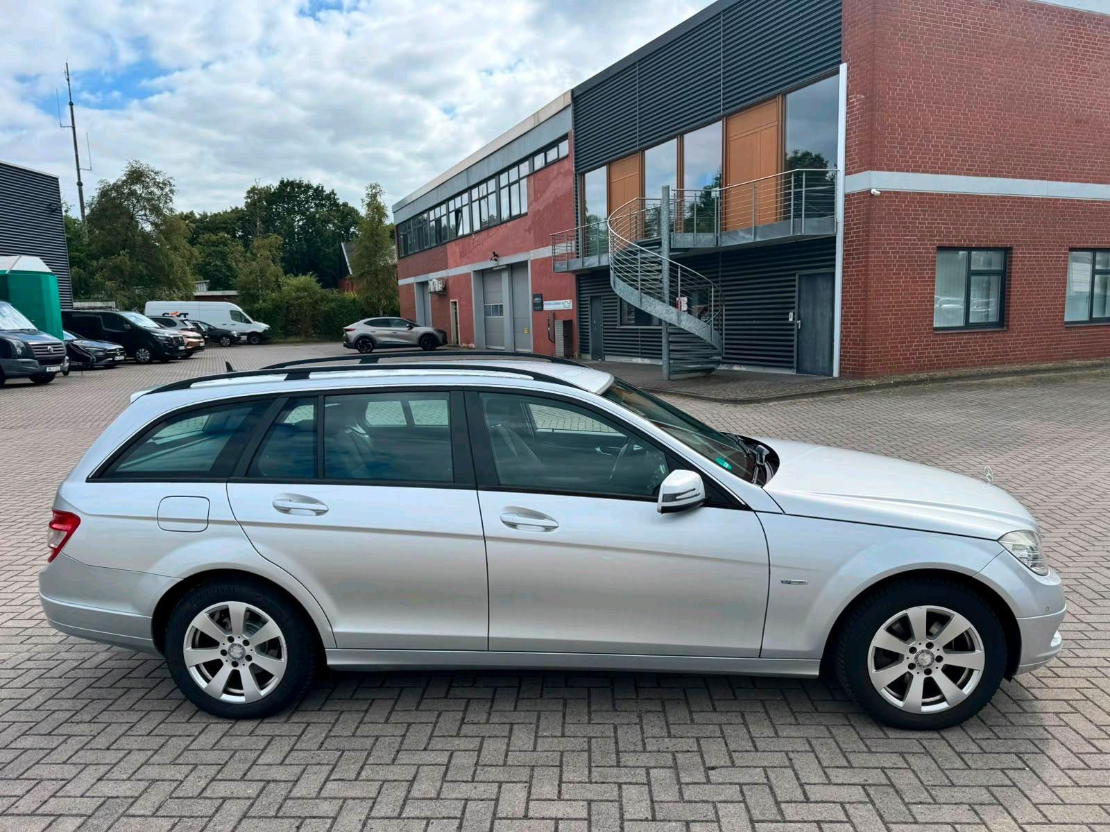 Mercedes-Benz C200 2010 — photo 7