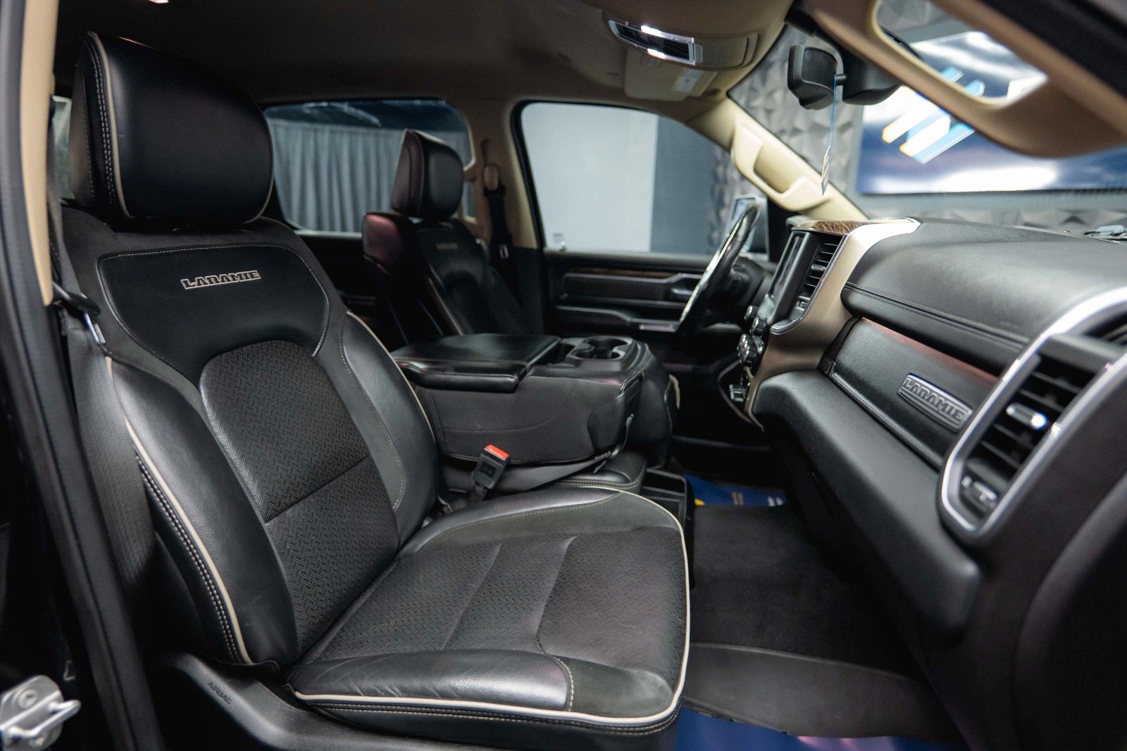 Fahrzeugabbildung Dodge RAM 5.7 V8 HEMI 4x4 LARAMIE Offroad Night LED