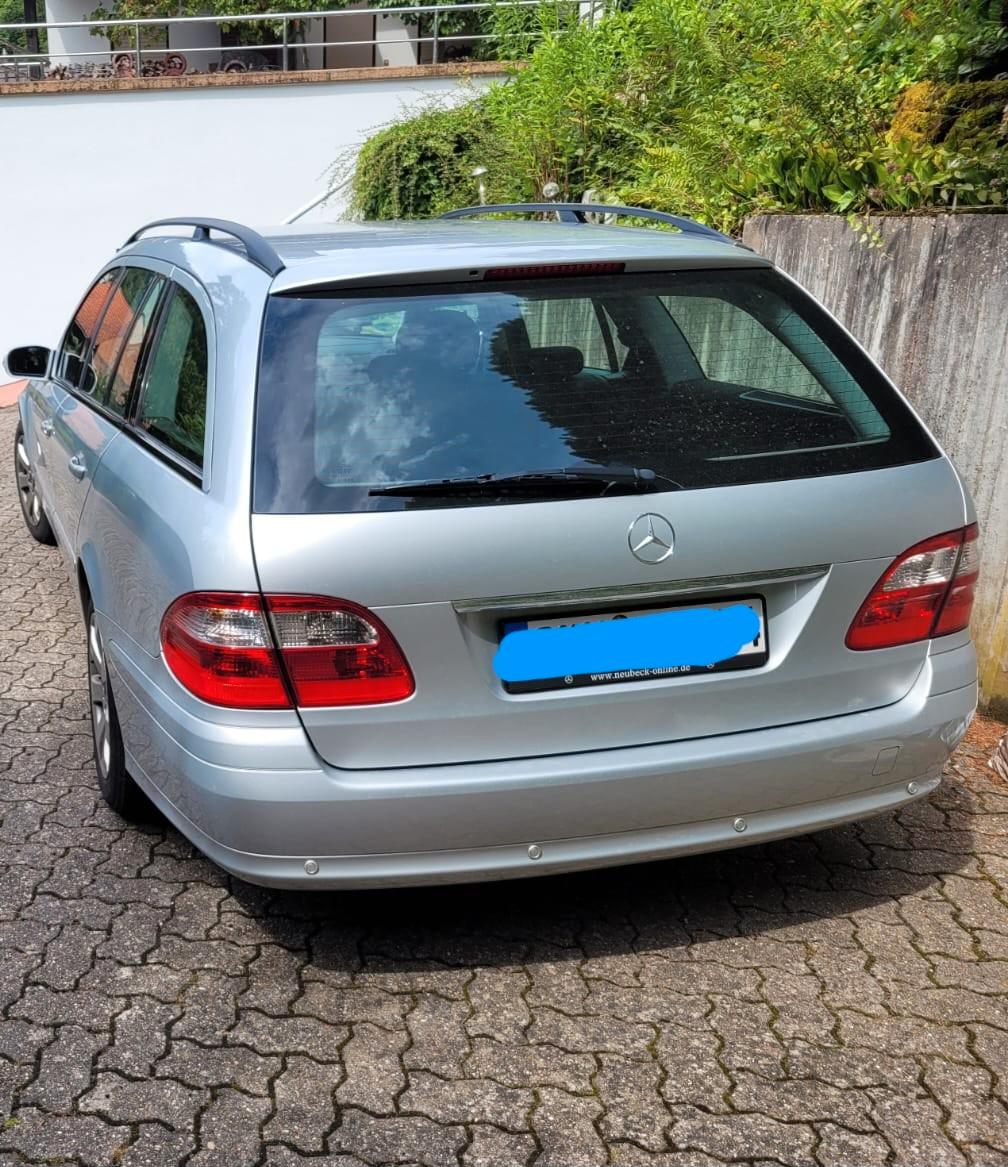 Mercedes-Benz E220 2005 — rear view