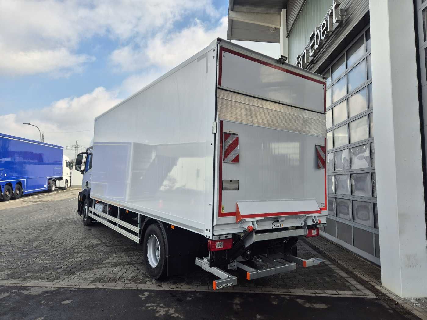 Fahrzeugabbildung Iveco S Way AT190S40/P LBW Tür AHK Navi Bett