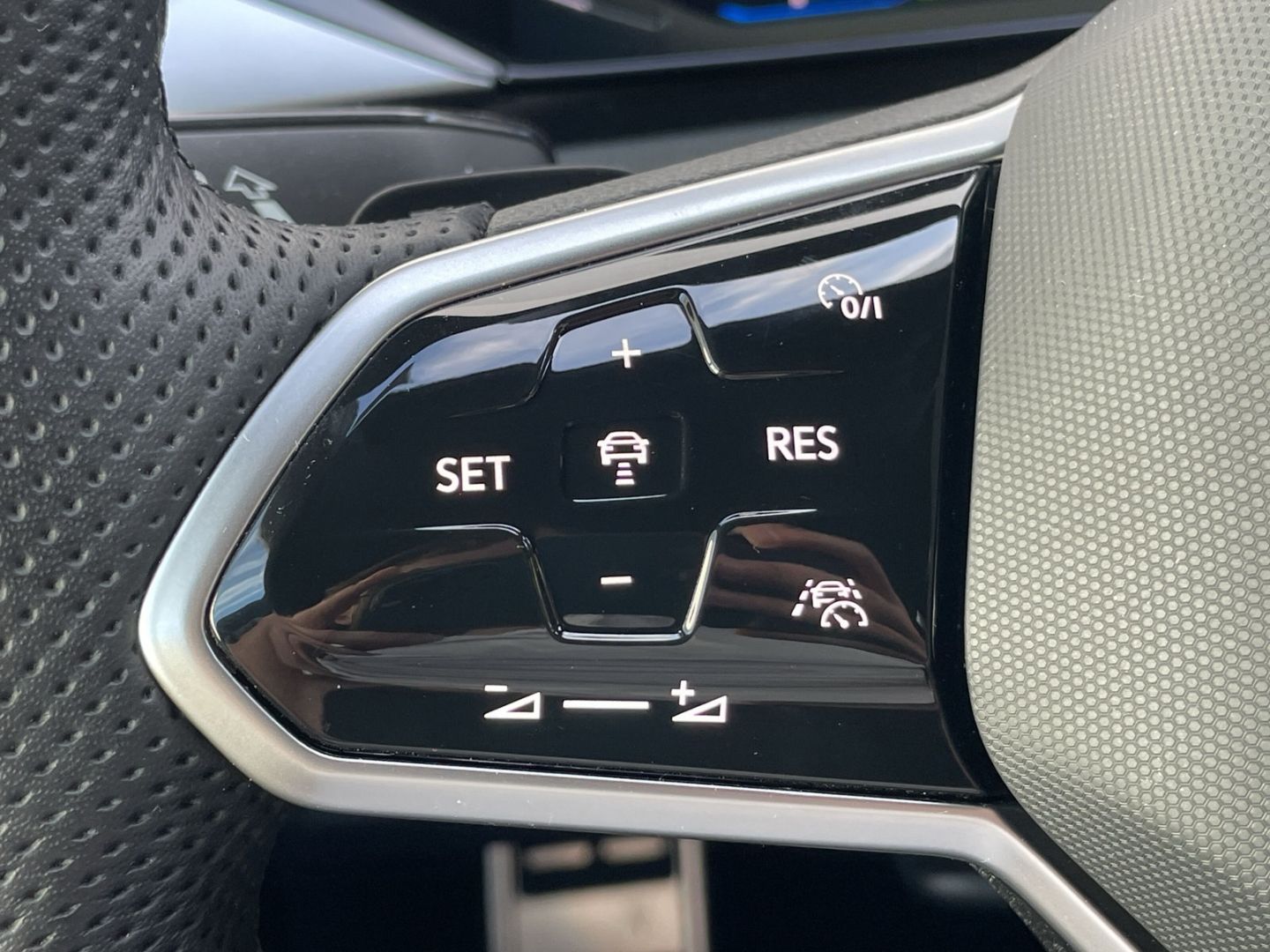 Arteon 2.0 TSI DSG R-Line AHK/DCC/Kamera/Keyless