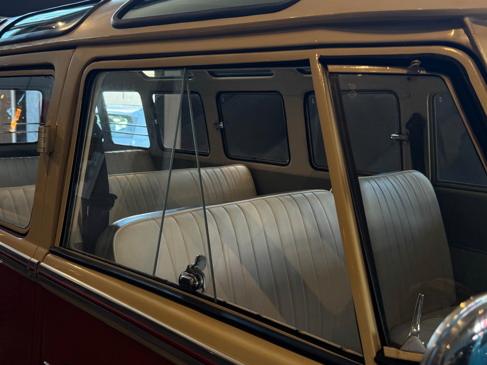 Fahrzeugabbildung Volkswagen T1 Samba 9-Sitzer Faltdach mit Panoramafenstern