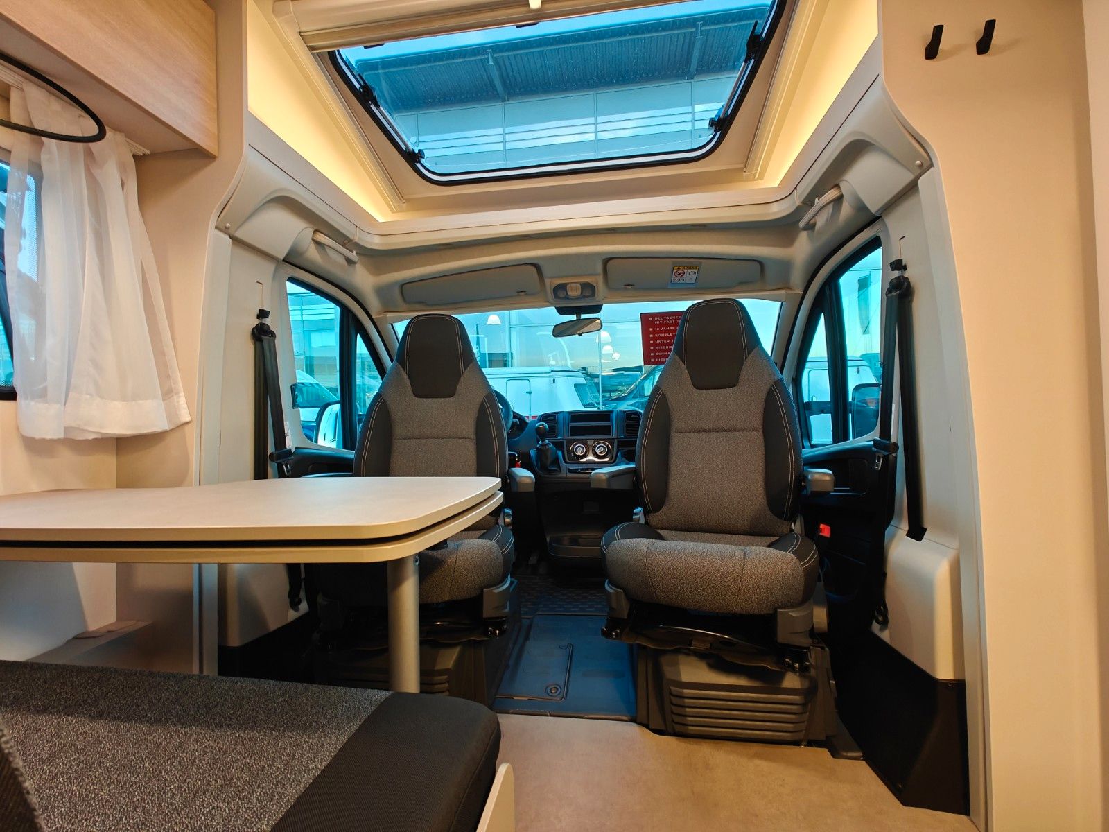 Fahrzeugabbildung LMC Tracer V 670 - Tracer Van Paket, 140PS, MJ2026 -