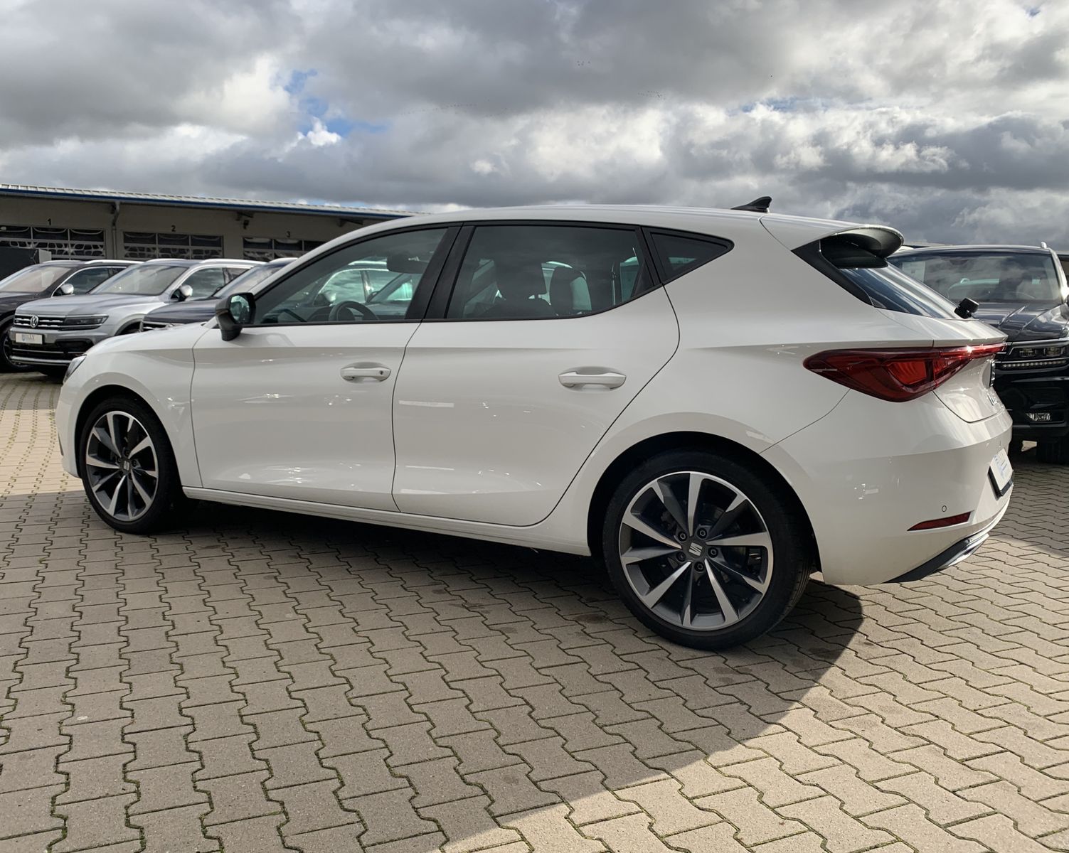 Fahrzeugabbildung SEAT Leon 1.5 TSI*FR-Line*LED*Navi*PDC*Spur*