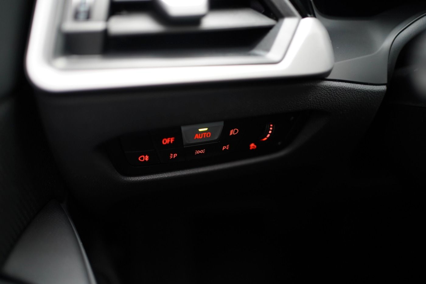 Fahrzeugabbildung BMW 320d Advantage +Driving Assistant+Komfortzugang