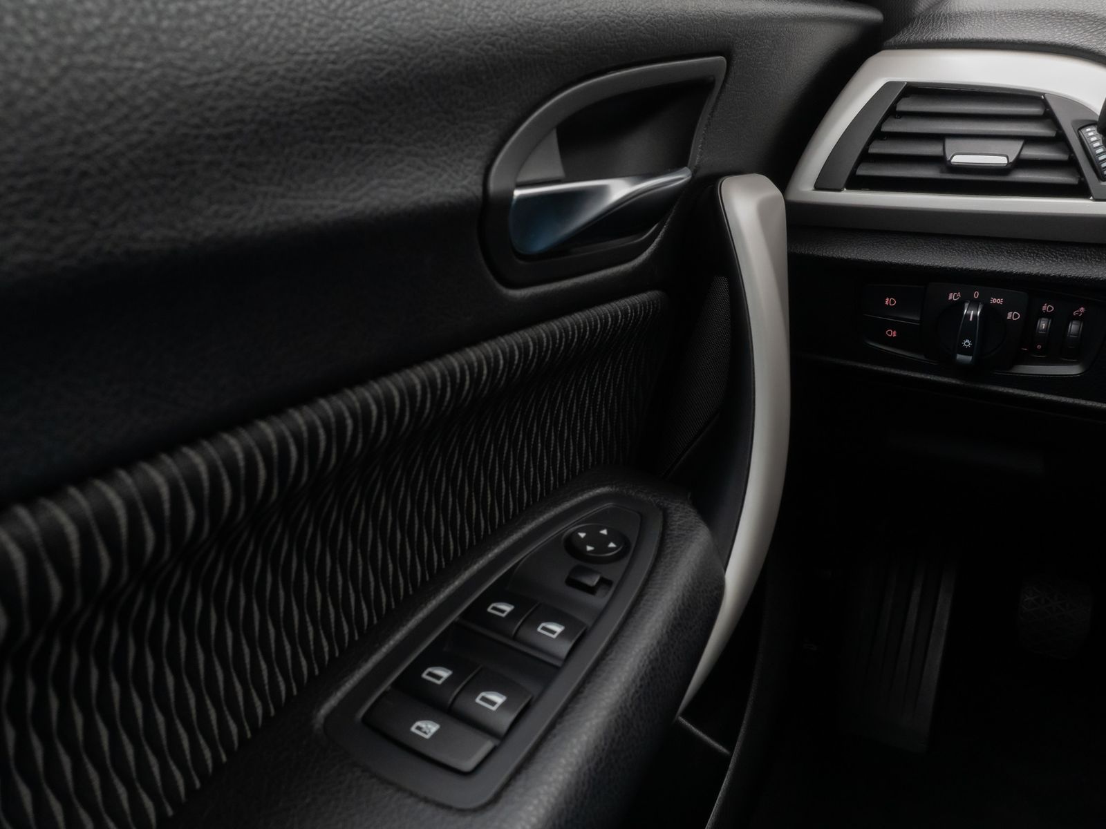 Fahrzeugabbildung BMW 116d  Advantage Paket Plus Glasdach AHK PDC Navi