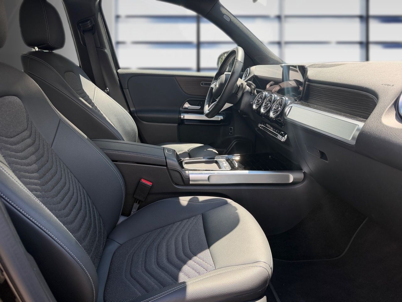 Fahrzeugabbildung Mercedes-Benz EQB 300 4M BONUS+AHK+FAHRASS+LHZ+CARPLAY+ALLRAD+