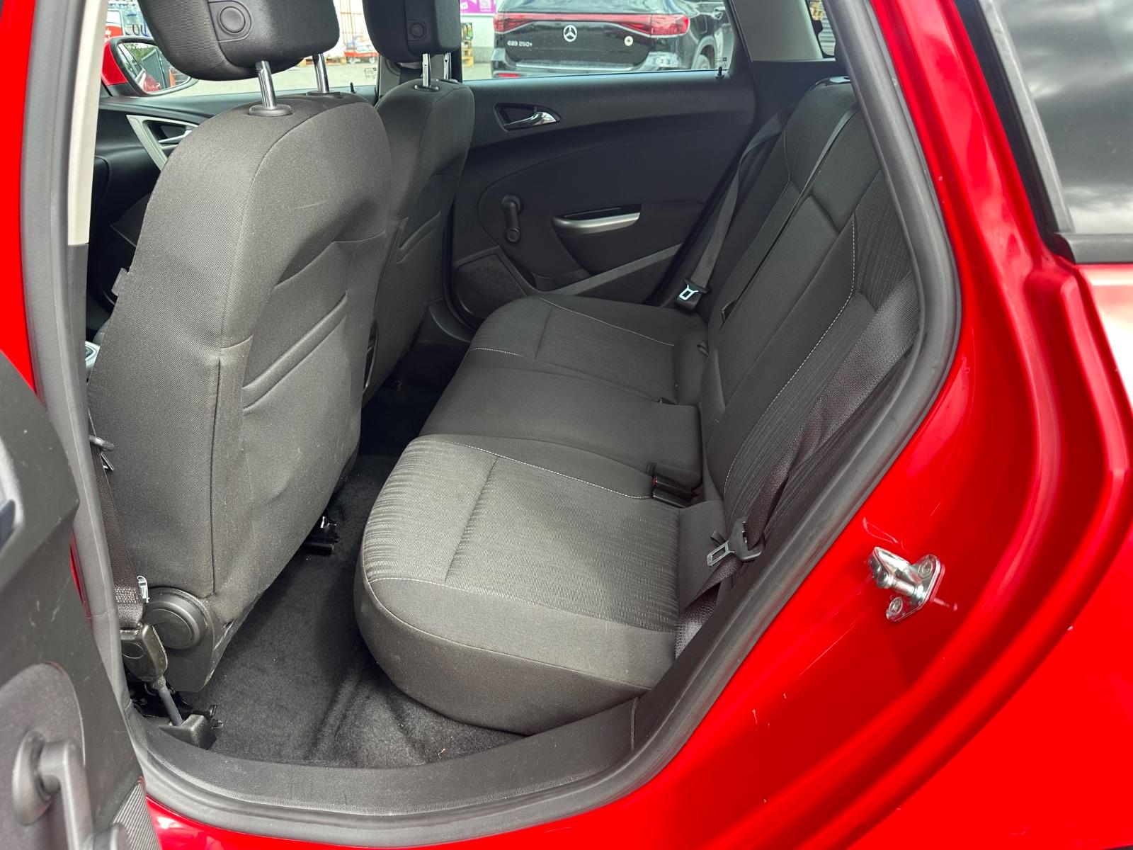 Opel Astra 2011 — photo 17