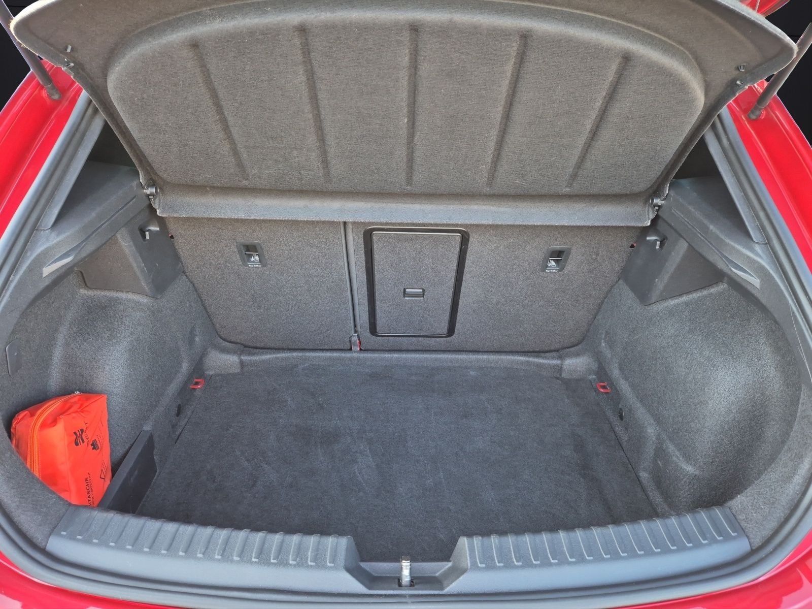 Fahrzeugabbildung SEAT Leon eTSI FR-Line DSG LED Navi ACC RFK SH 18"