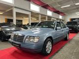 Mercedes-Benz E 250 DIESEL*1.HAND*KLIMAAUTO*H-ZULASS*TOP ZUSTA - Mercedes-Benz E 250 aus 1993