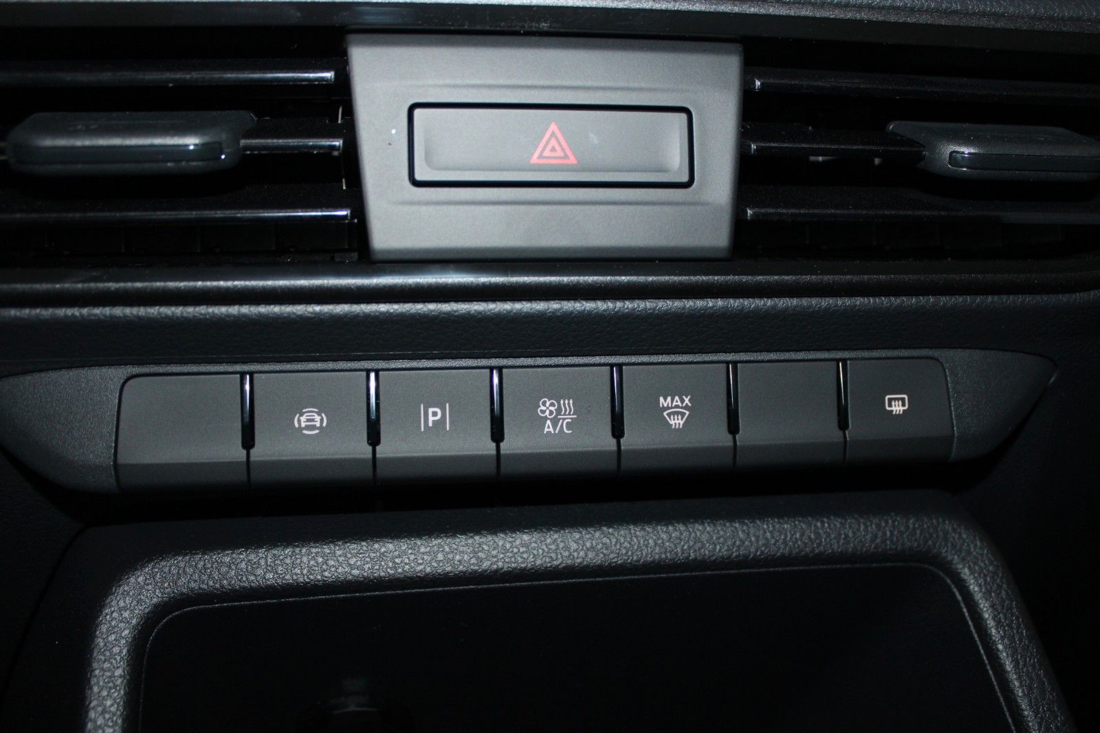 Fahrzeugabbildung Ford Transit Connect TREND L1 AHK NAVI IACC uvm.