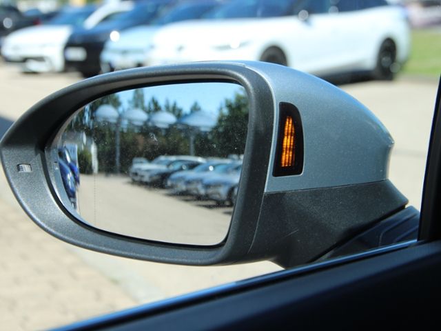 Volkswagen Golf VIII Variant 1.5 eTSI Style DSG Matrix LED