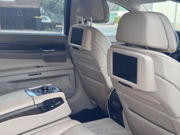 BMW 750 - 10
