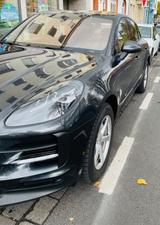 Porsche Macan - -