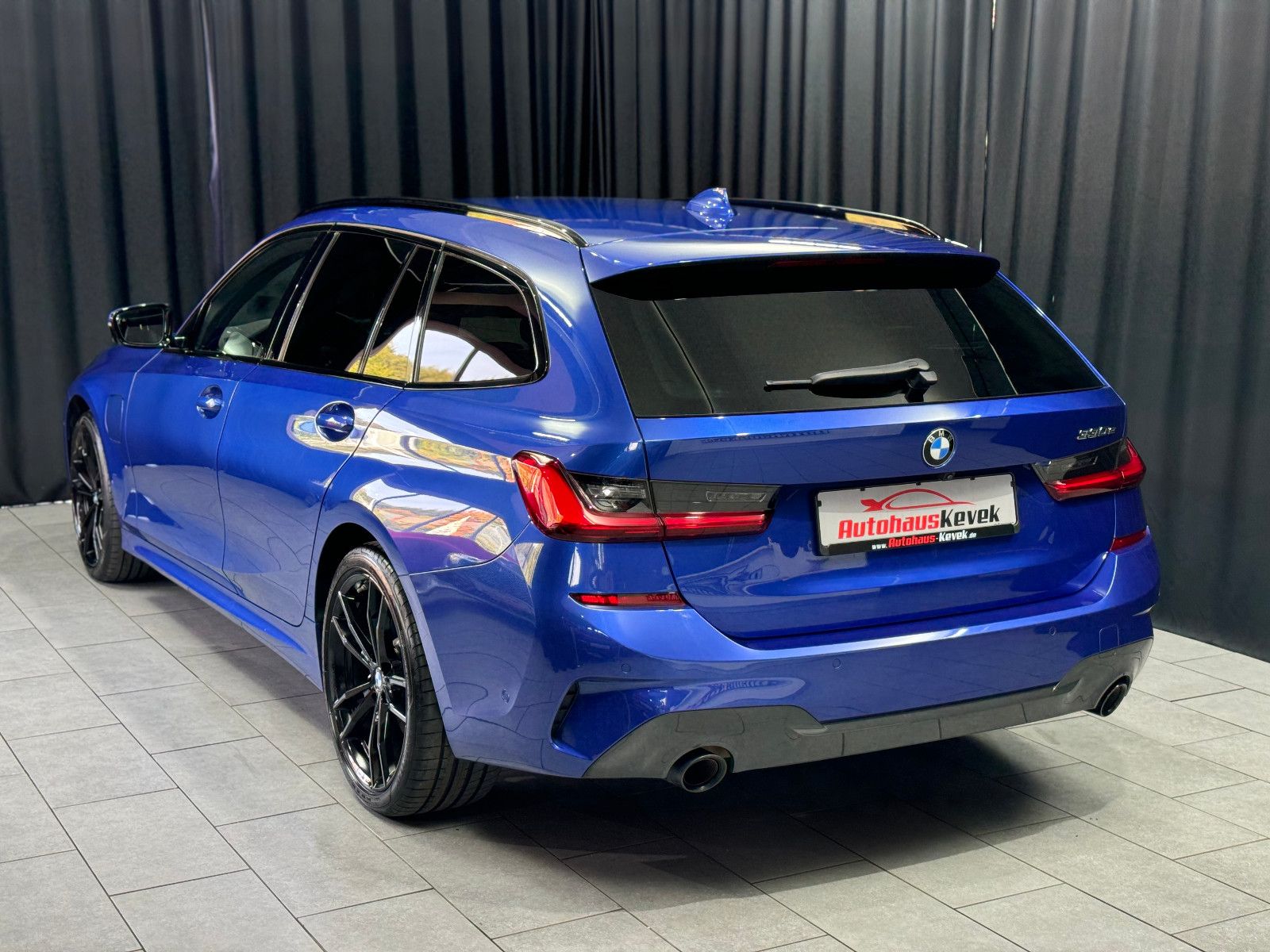 Fahrzeugabbildung BMW 330e M Sport Touring |LASER|HEAD-UP|HARMAN|LEDER