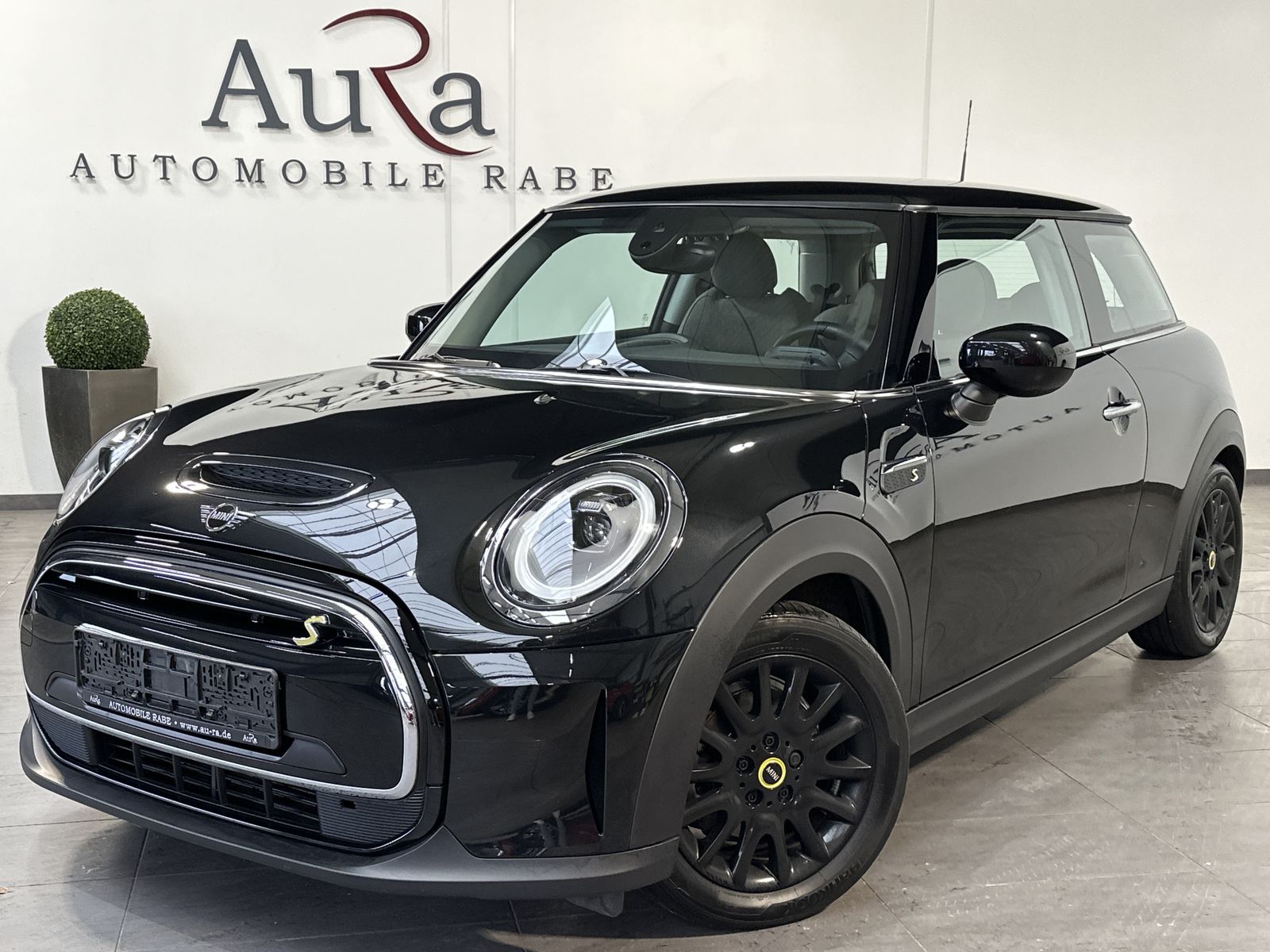 Fahrzeugabbildung MINI Cooper SE Classic Trim NAV+LED+SHZ+DRASSISTANT
