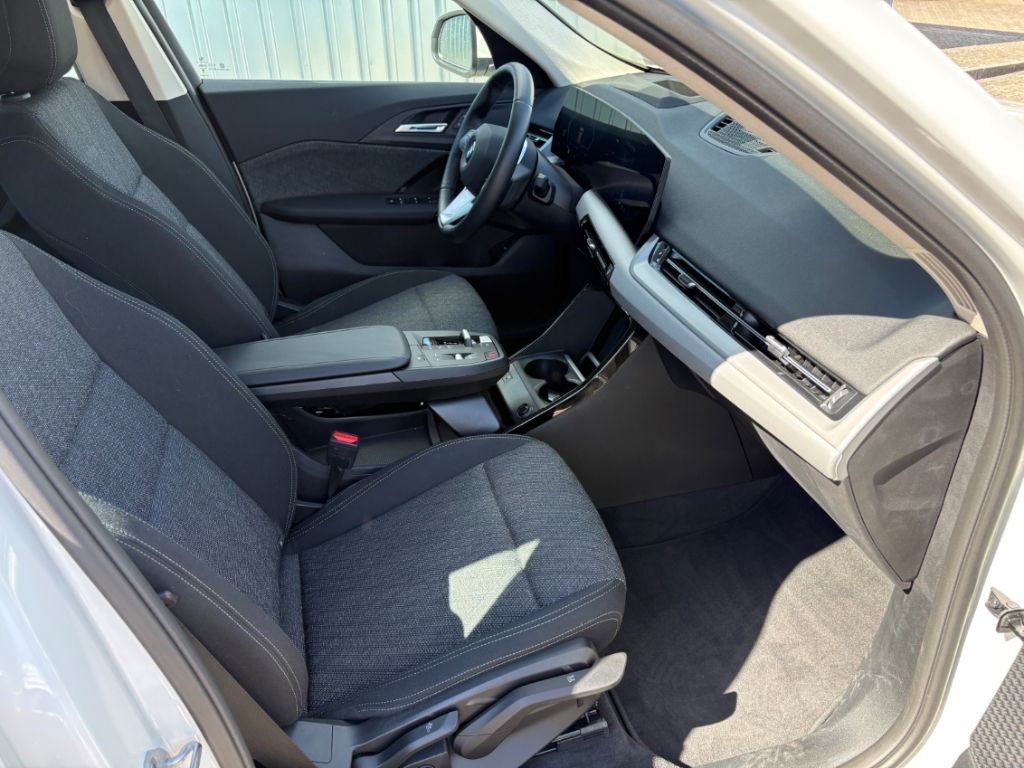 BMW X1 sDrive20i HUD AHK Komf-Zug. Alarm adLED FLA D foto 14
