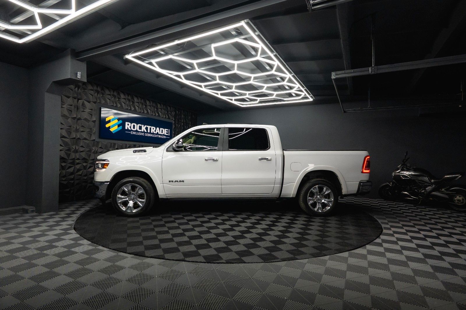 Fahrzeugabbildung Dodge RAM 5.7 V8 HEMI 4x4 LARAMIE LPG *Unfallfrei*Pano