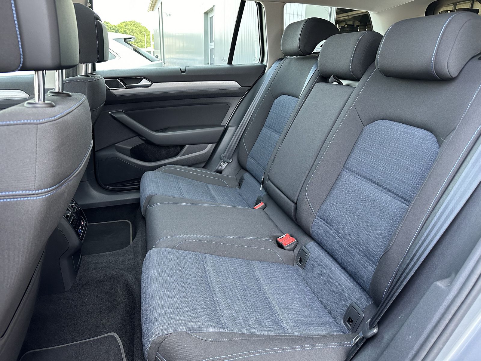 Fahrzeugabbildung Volkswagen Passat Variant 1.4 TSI DSG GTE NAV+LED+ACC+PANO