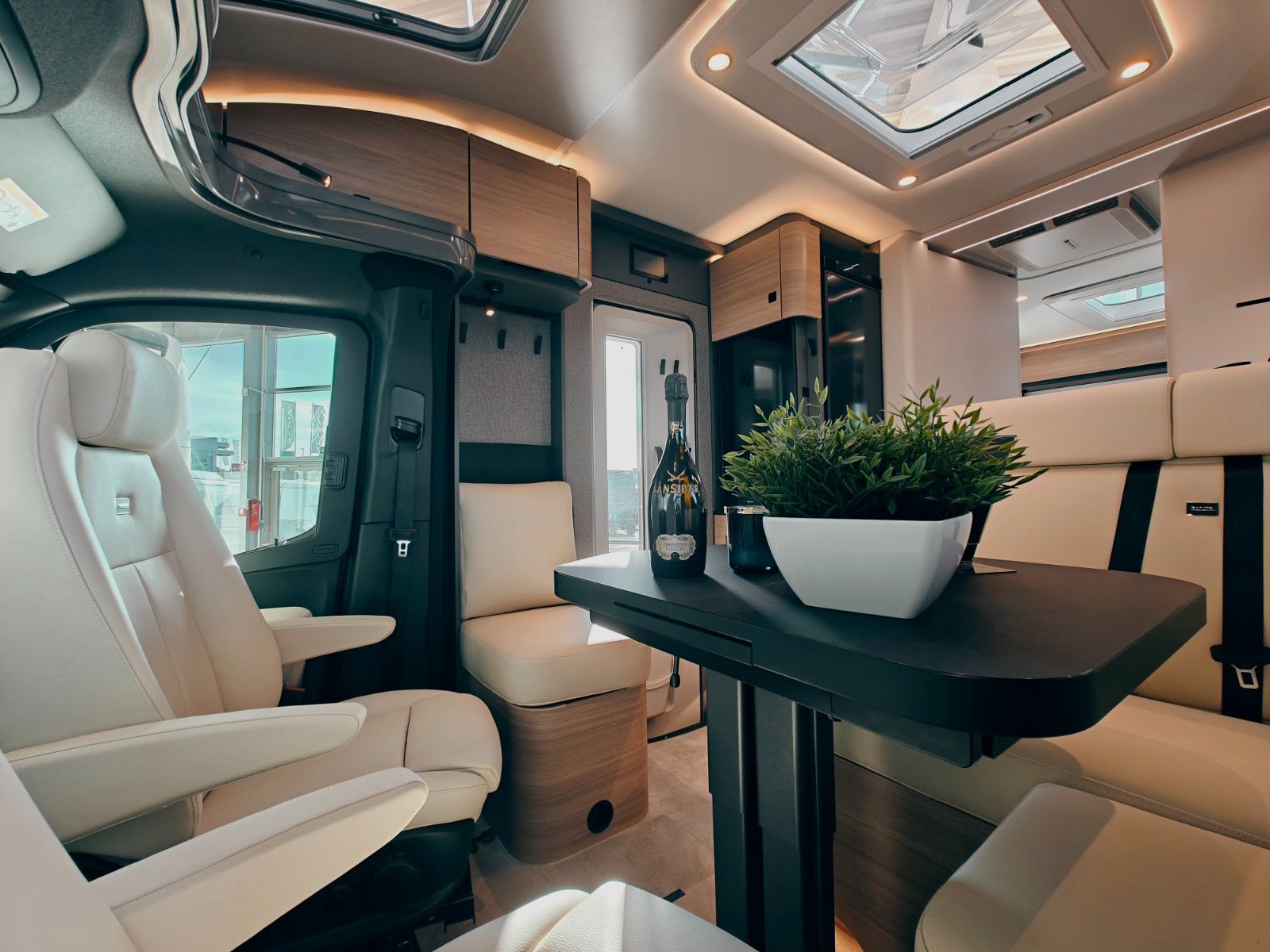 Fahrzeugabbildung HYMER / ERIBA / HYMERCAR B-KLASSE MC T 680 PREMIUM - MATARA TEAK by palmo