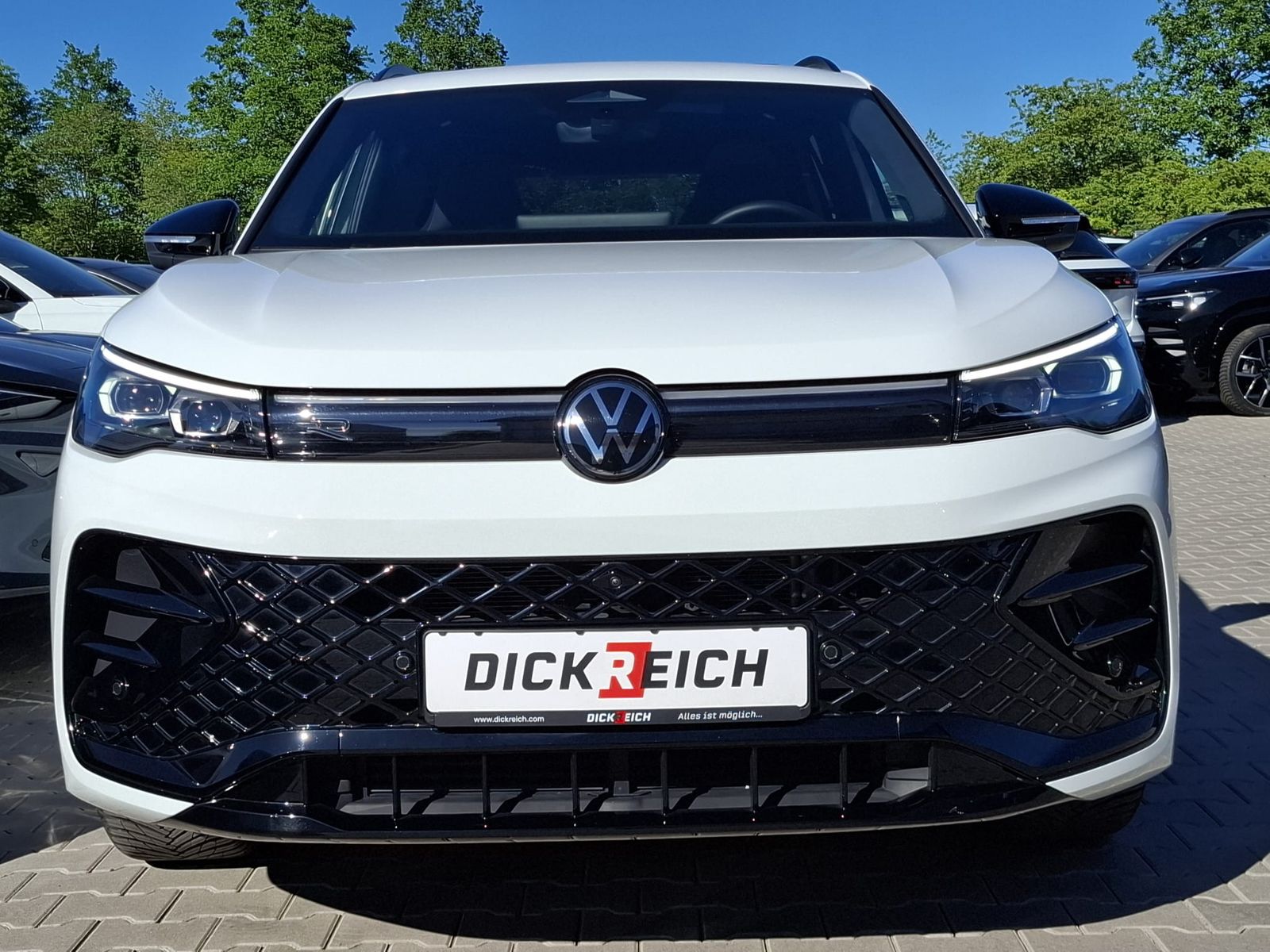 Fahrzeugabbildung Volkswagen Tiguan 2.0 TDI 4M R-Line BLACK*PAN*HK*AHK*MATRIX
