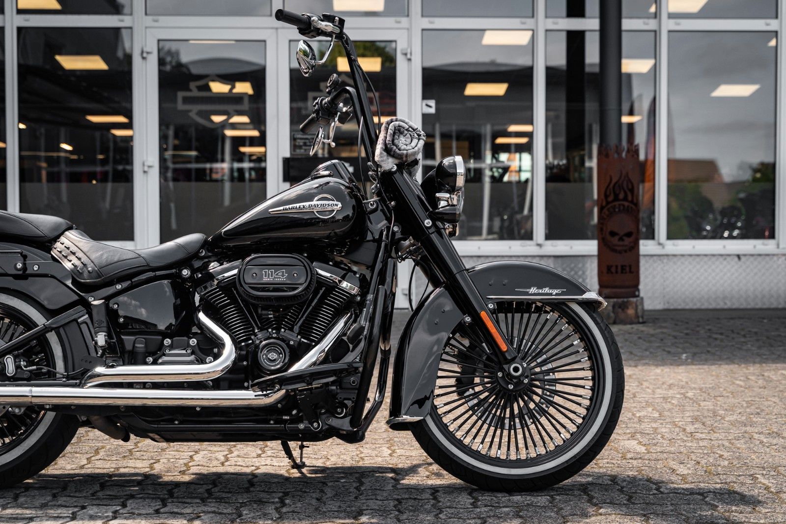 Fahrzeugabbildung Harley-Davidson FLHC Heritage - Chicano Umbau - Motorumbau -