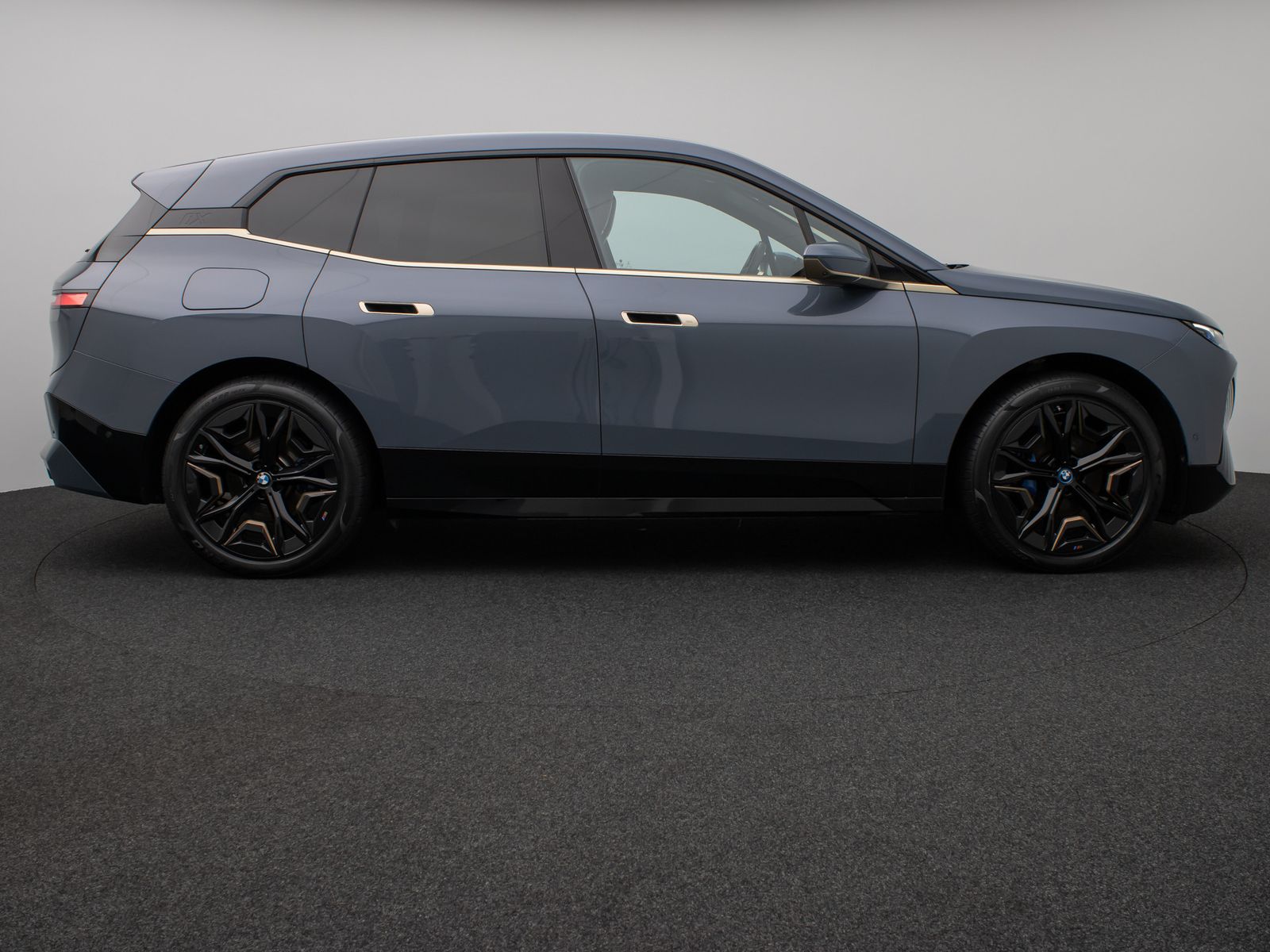 Fahrzeugabbildung BMW iX xD50 Sport Panorama 360°Laser H/K SoftCl 22"