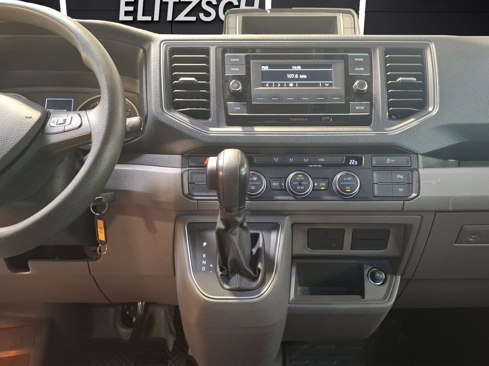 Fahrzeugabbildung Volkswagen Crafter Kombi 35 MR DSG 4Mo.8-Si Rollstuhlrampe