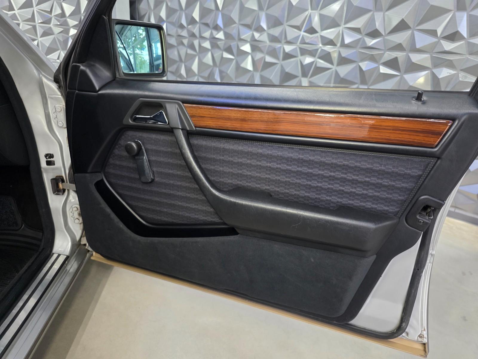 MERCEDES-BENZ E 230 TE BREAK W124 132 ch BVM 1ère MAIN - ATTELAGE - TOIT OUVRANT - 224240 km